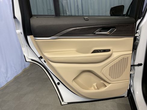 Certified 2024 Jeep Grand Cherokee Limited w/ Luxury Tech Group II image 25