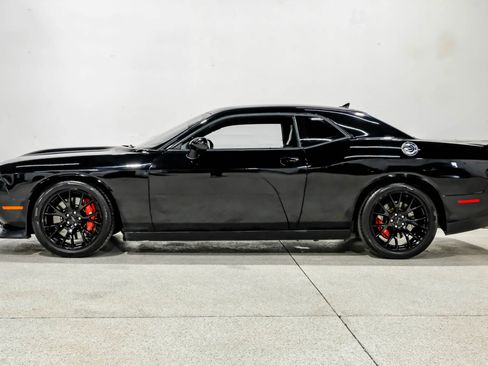 Used 2016 Dodge Challenger SRT image 9