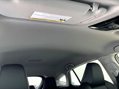 Used 2022 Toyota Venza XLE image 23