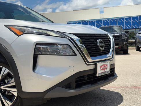 Used 2022 Nissan Rogue SV w/ SV Premium Package FWD image 3
