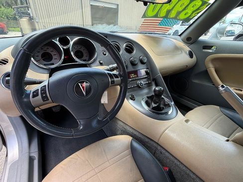 Used 2006 Pontiac Solstice Convertible w/ Premium Package image 8