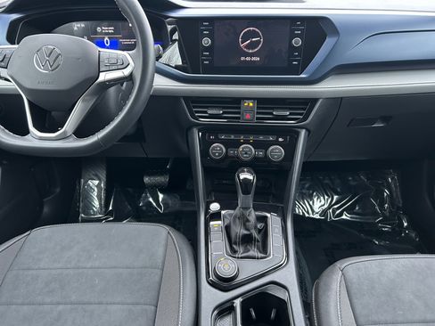 Used 2024 Volkswagen Taos SE image 4