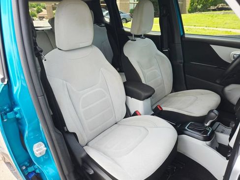 Used 2020 Jeep Renegade Latitude w/ Cold Weather Group FWD image 18