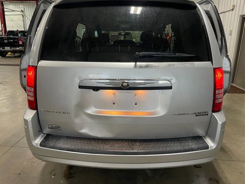 Used 2010 Chrysler Town & Country Touring Plus FWD image 22