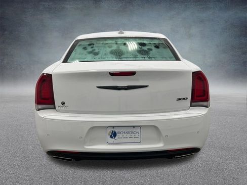 Used 2023 Chrysler 300 Touring L image 4
