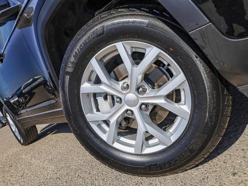 Used 2023 Jeep Grand Cherokee Limited image 2