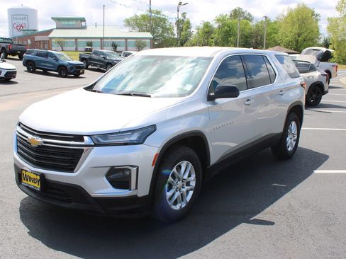 Used 2022 Chevrolet Traverse LS FWD image 4