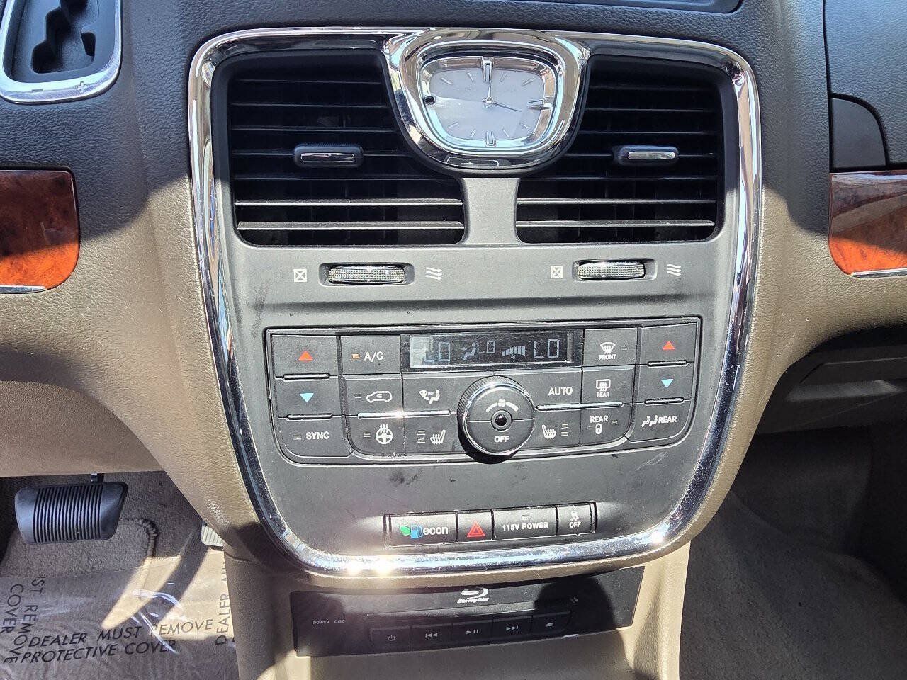 Used 2015 Chrysler Town & Country Limited Platinum FWD image 16