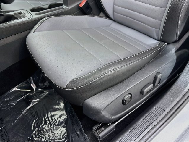Used 2025 Volkswagen Jetta SE FWD image 21