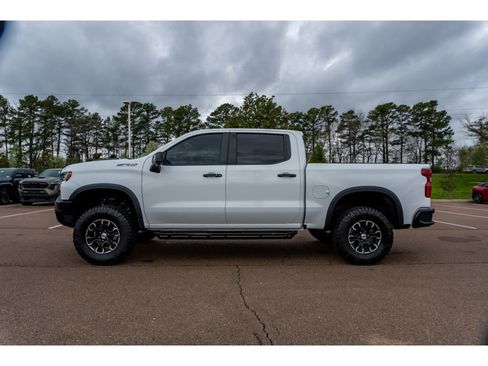 Used 2023 Chevrolet Silverado 1500 ZR2 w/ Technology Package image 8