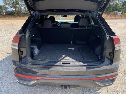 Used 2024 Volkswagen Atlas Cross Sport SE w/ Panoramic Sunroof Package FWD image 6