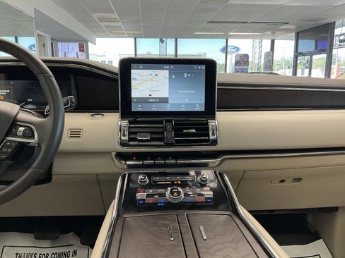 Used 2021 Lincoln Navigator Reserve w/ Luxury Package AWD/4WD image 17
