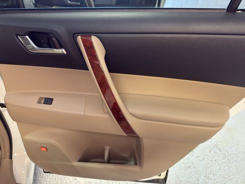 Used 2013 Toyota Highlander Limited AWD/4WD image 24