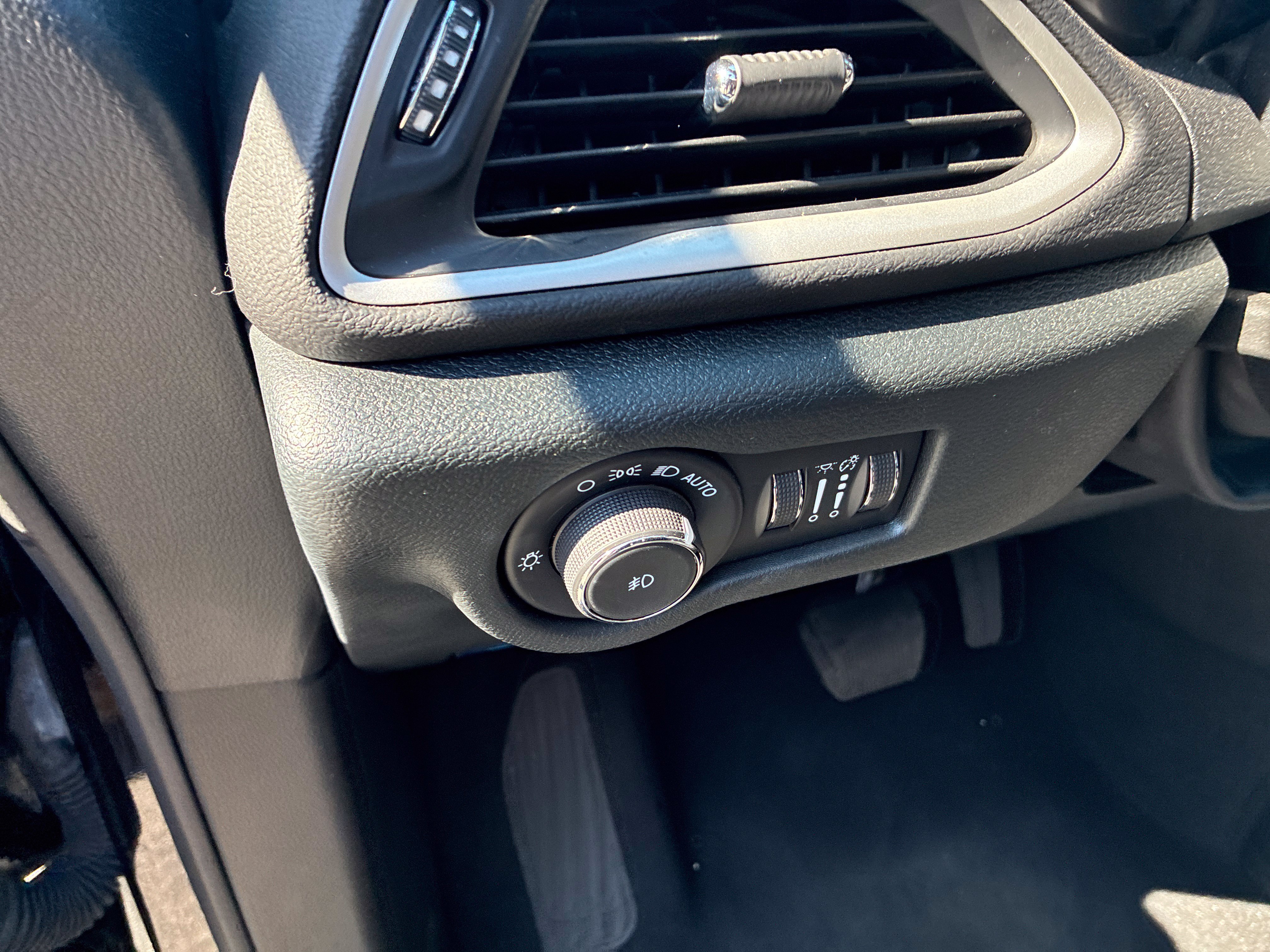 Used 2025 Chrysler Pacifica Select FWD image 12