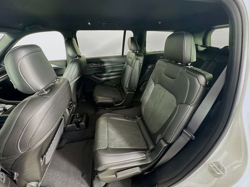 New 2025 Jeep Grand Cherokee L Laredo image 25