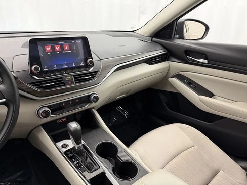 Used 2025 Nissan Altima 2.5 SV FWD image 12