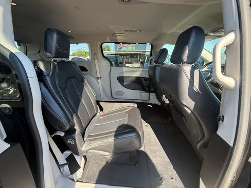 Used 2023 Chrysler Pacifica Touring-L FWD image 20