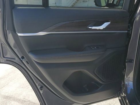 New 2025 Jeep Grand Cherokee Limited image 18