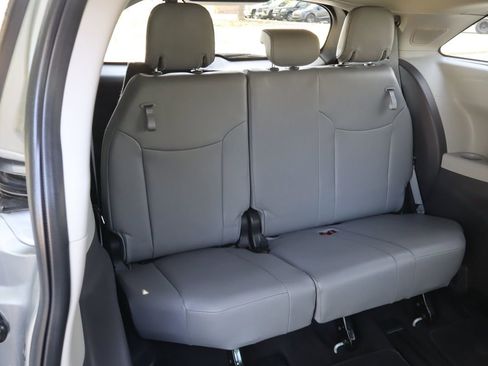 Used 2022 Toyota Sienna Limited image 22