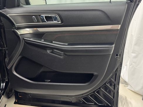 Used 2018 Ford Explorer XLT w/ Equipment Group 202A AWD/4WD image 26