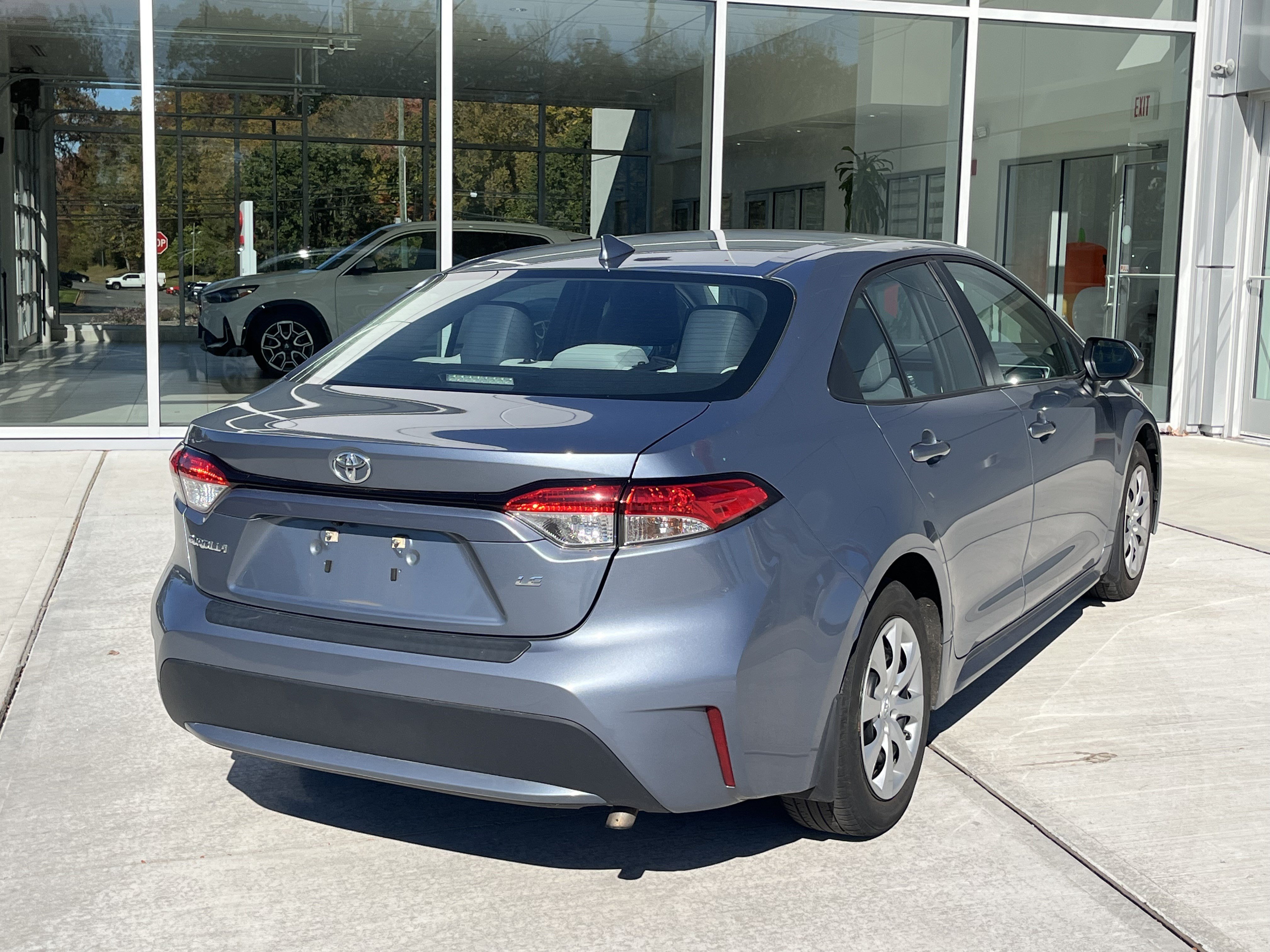 Used 2022 Toyota Corolla LE FWD image 3