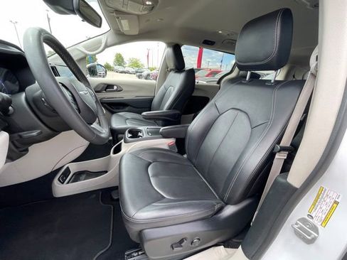 Used 2024 Chrysler Pacifica Touring-L FWD image 11