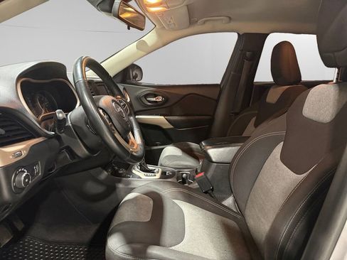 Used 2018 Jeep Cherokee Latitude w/ Cold Weather Group image 21