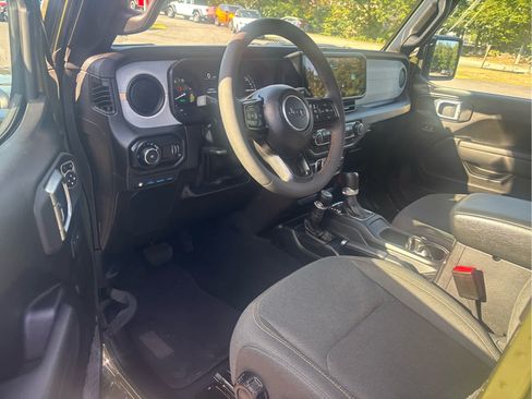 Used 2024 Jeep Wrangler Unlimited w/ Convenience Group AWD/4WD image 8
