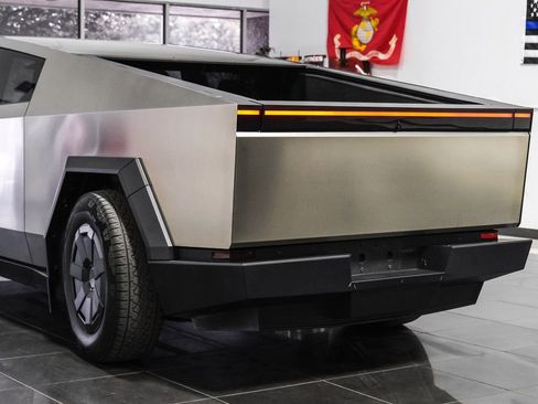 Used 2025 Tesla Cybertruck AWD Crew Cab image 16