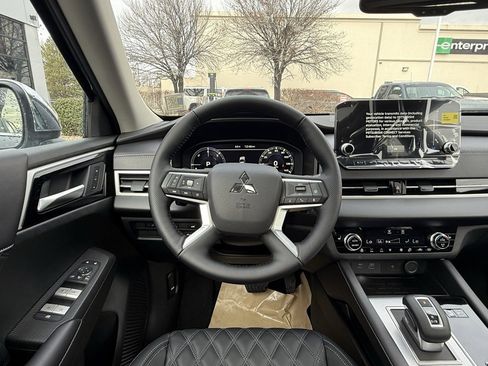 Used 2025 Mitsubishi Outlander SEL image 24