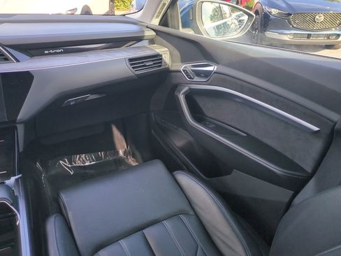 Used 2019 Audi e-tron Prestige w/ Prestige Package image 15