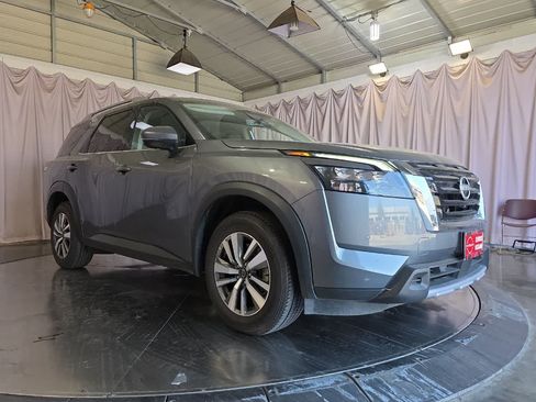 Used 2025 Nissan Pathfinder SL FWD image 10