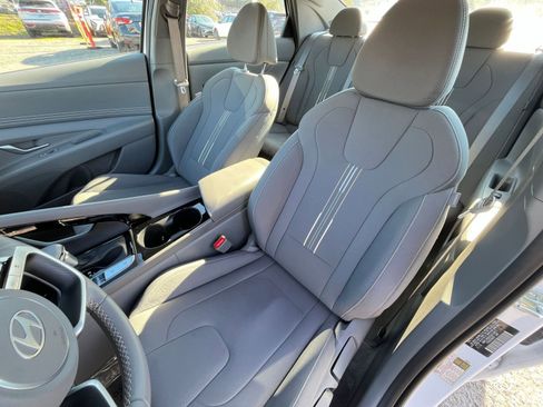Used 2025 Hyundai Elantra SEL image 35