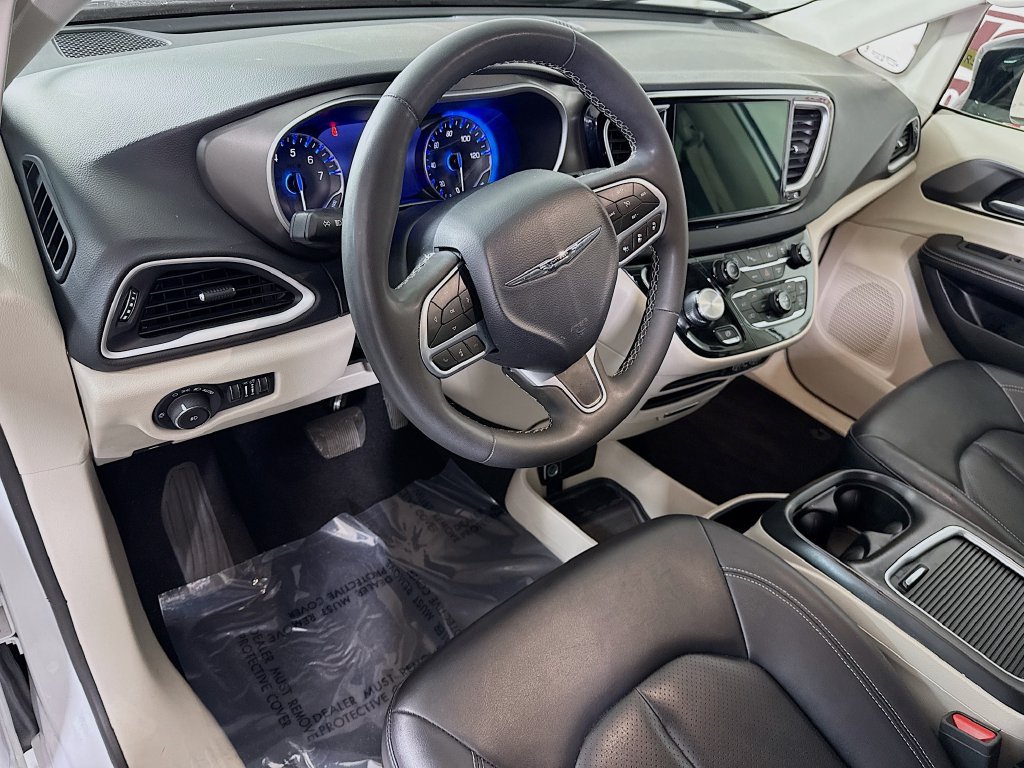 Used 2024 Chrysler Pacifica Touring-L FWD image 18