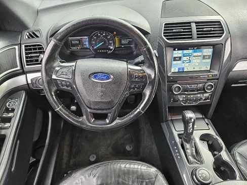 Used 2017 Ford Explorer XLT w/ Equipment Group 202A AWD/4WD image 13