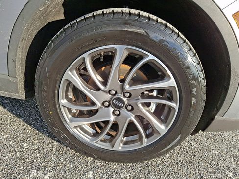 Certified 2022 Lincoln Corsair Standard w/ Equipment Group 101A image 8