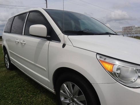 Used 2012 Volkswagen Routan SEL FWD image 18