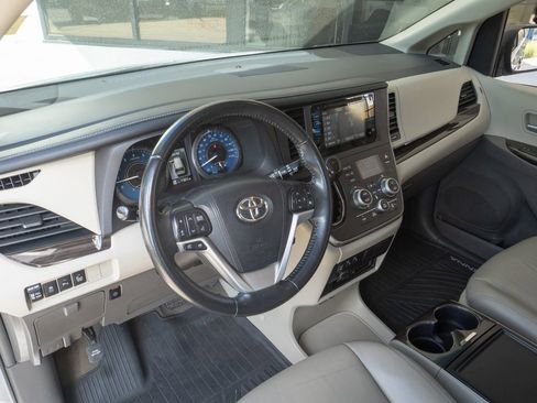 Used 2017 Toyota Sienna XLE Premium image 9