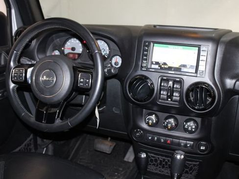 Used 2017 Jeep Wrangler Unlimited Sahara AWD/4WD image 15
