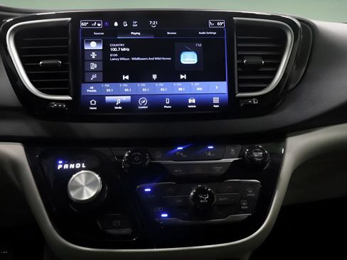 Certified 2024 Chrysler Pacifica Touring-L FWD image 18
