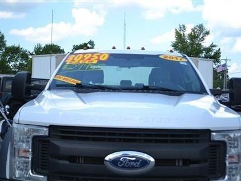 Used 2017 Ford F550 2WD Crew Cab Super Duty image 4