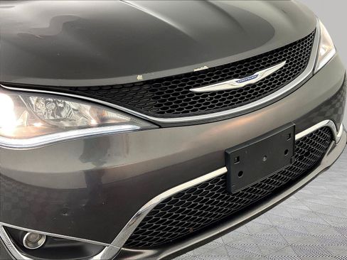 Used 2018 Chrysler Pacifica Touring-L Plus FWD image 33