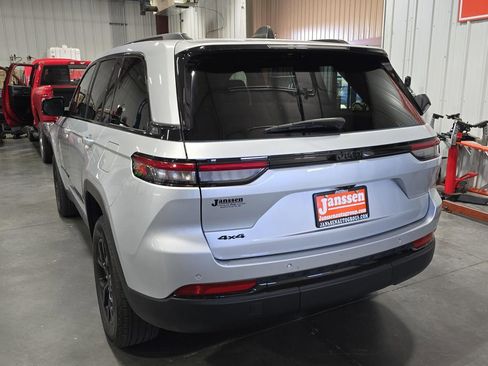 Used 2024 Jeep Grand Cherokee Altitude image 4