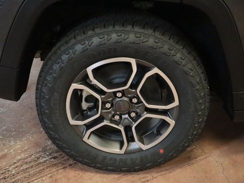 New 2022 Jeep Grand Cherokee Trailhawk w/ Luxury Tech Group III image 25