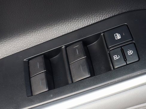 Used 2021 Toyota Highlander XLE image 17