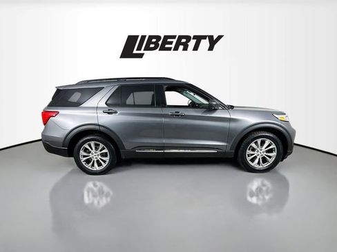 Used 2022 Ford Explorer XLT w/ Equipment Group 202A image 8