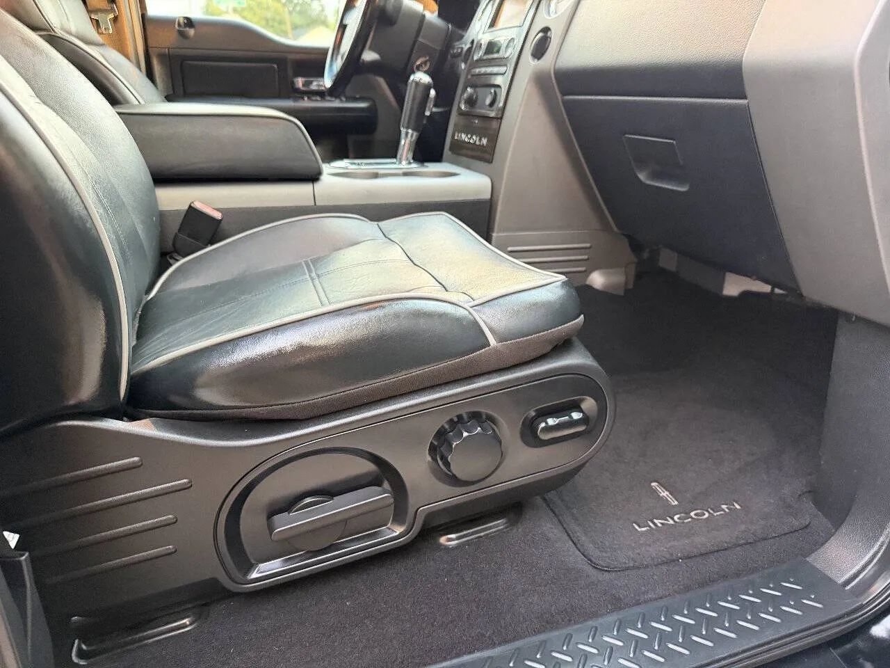 Used 2008 Lincoln Mark LT 4x4 image 34