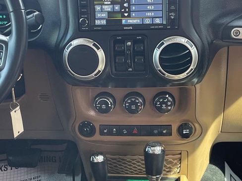 Used 2017 Jeep Wrangler Unlimited Rubicon w/ Connectivity Group AWD/4WD image 24