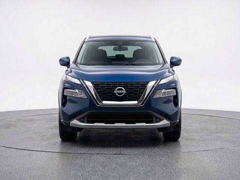 Used 2025 Nissan Rogue SV image 2