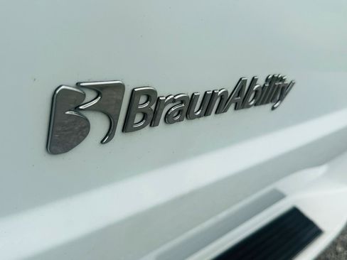 Used 2019 Dodge Grand Caravan SE FWD image 2